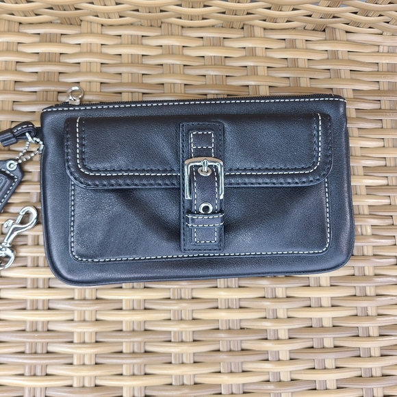 Coach Soho Black Leather Wristlet Clutch Bag Purse Buckle Detail Small - Picture 6 of 14